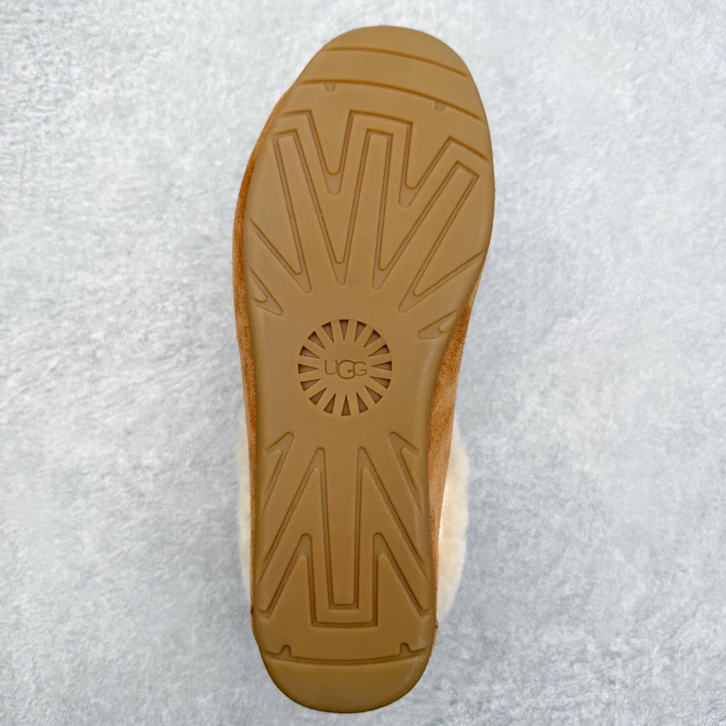 💰480 UGG 1391 Autumn and winter sheepskin and fur integrated snow boots. All shoes are made of ZP same factory. Longfeng A-grade Australian imported sheepskin and fur integrated brand OEM production line. Fully follow the ZP process. OEM original pattern maker. Adhering to the principle of no original shoes and no development selection. Pay attention to every detail. The most authentic TREADLITE "light wing" technology outsole on the market. Lightweight/durable/flexible/pile type [solemn after-sales commitment] If there are major quality problems such as degumming/broken bottom within one month, we will directly replace it with a new one for you! Size: 35 36 37 38 39 40